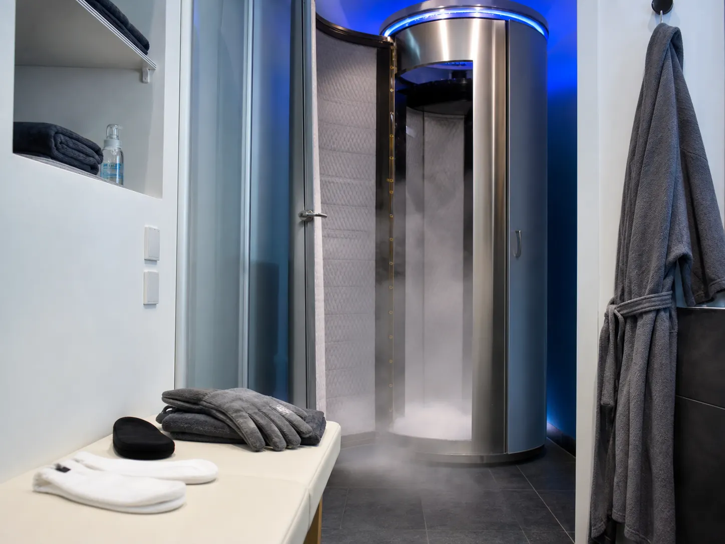 Cabine de cryothérapie avec protections préparées avant une séance