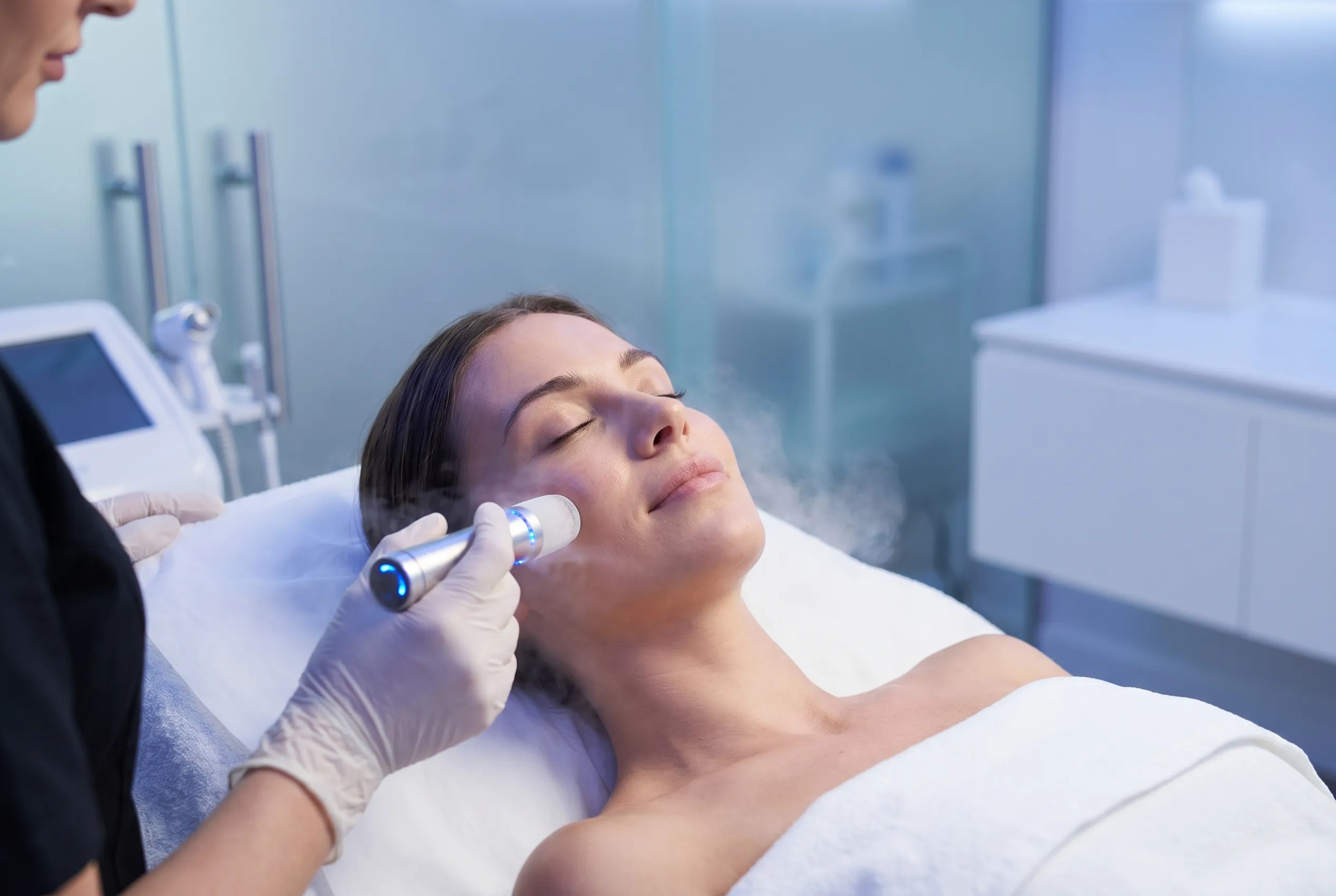 Soin du visage par le froid en cryodermologie